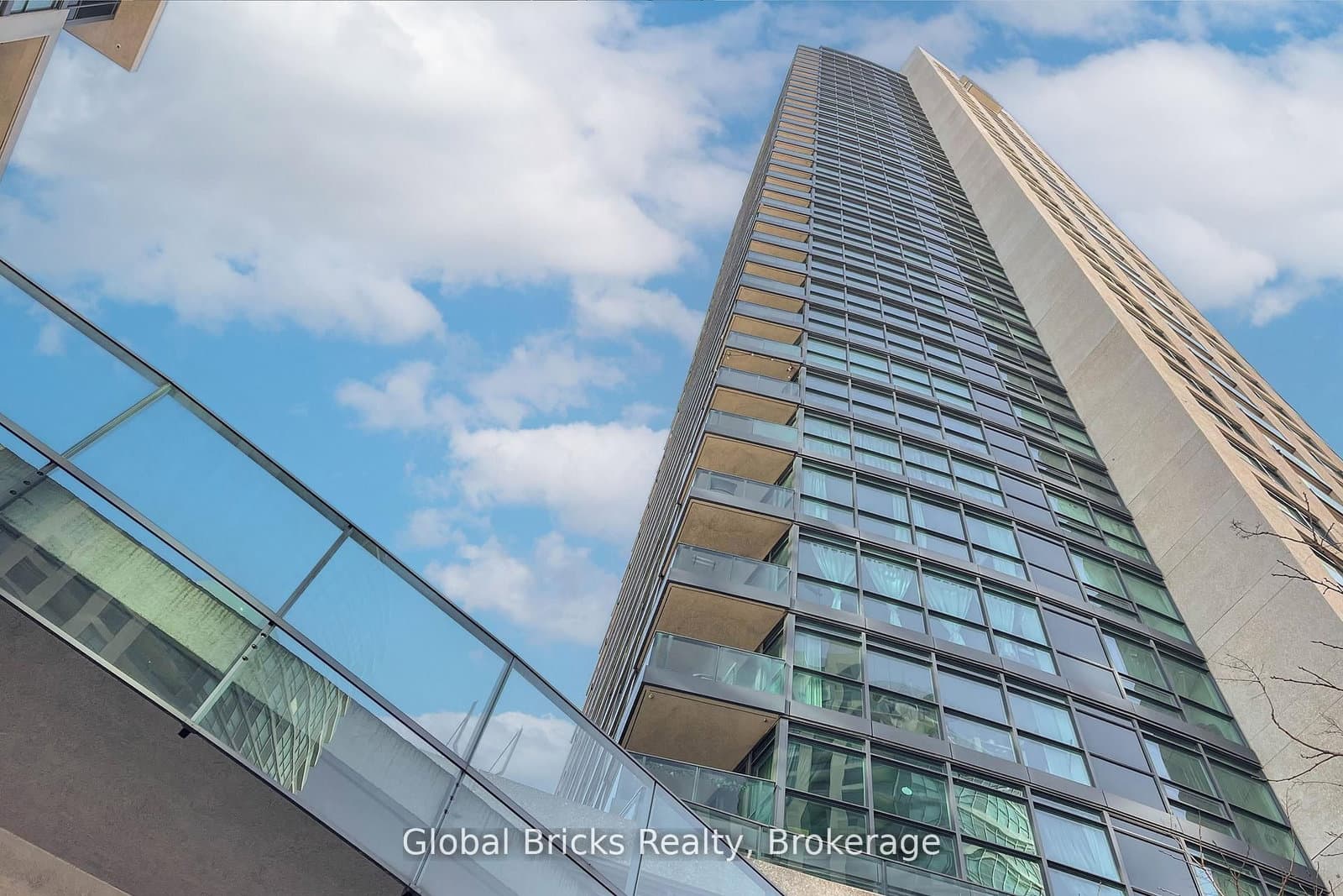 ##215 - 215 Fort York Boulevard
