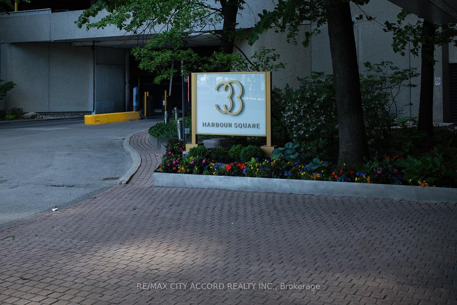 #2018 - 33 Harbour Square