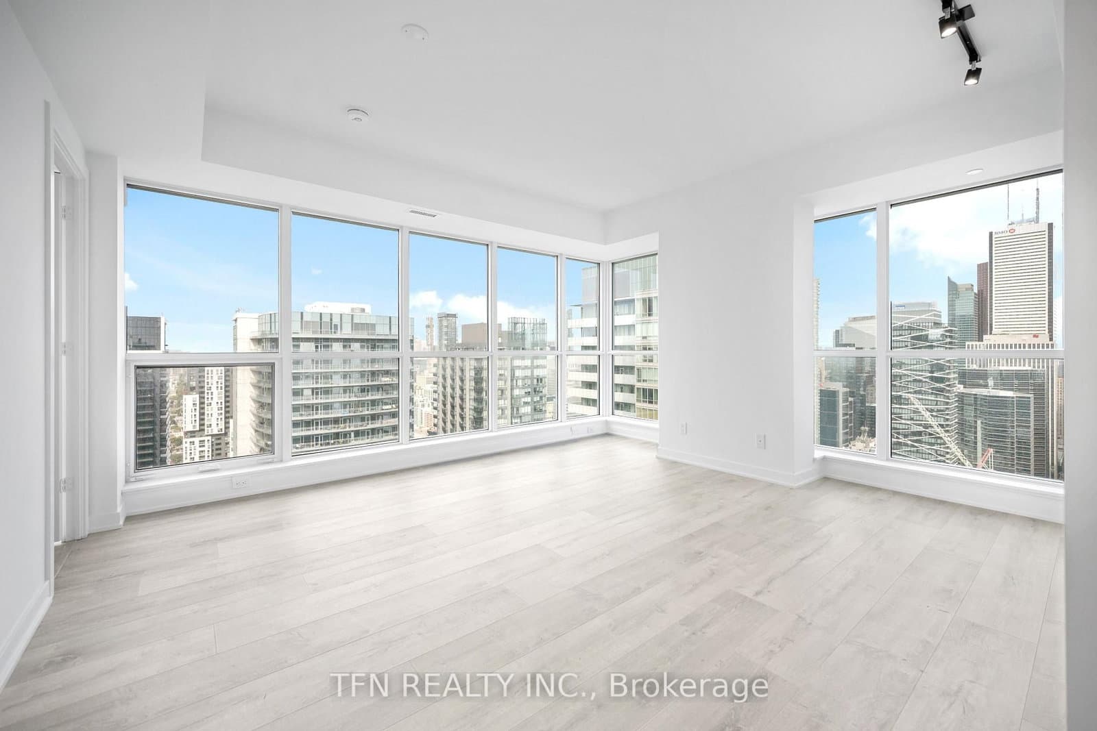 #4506 - 327 King Street W