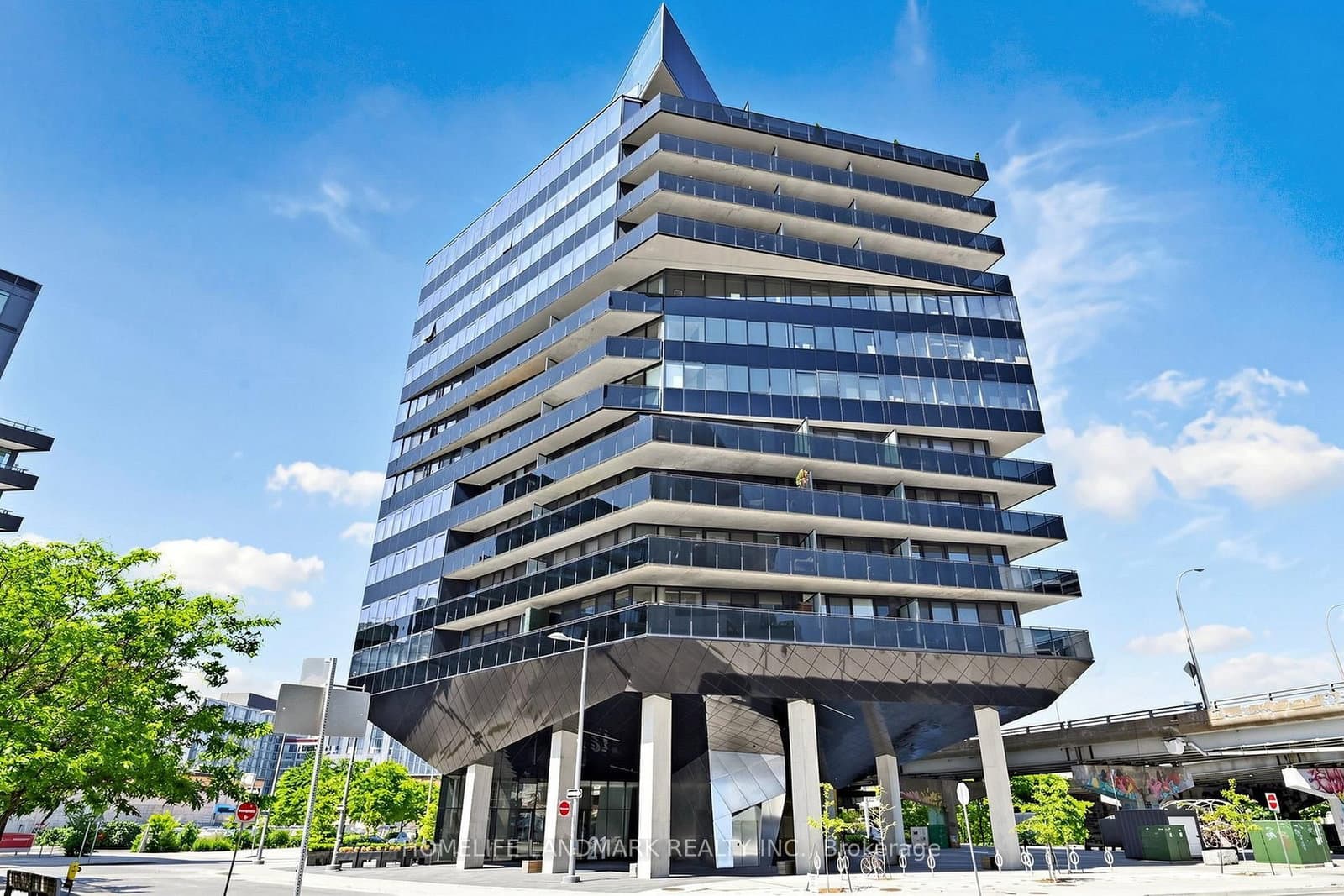 21 Lawren Harris Square, Unit 801