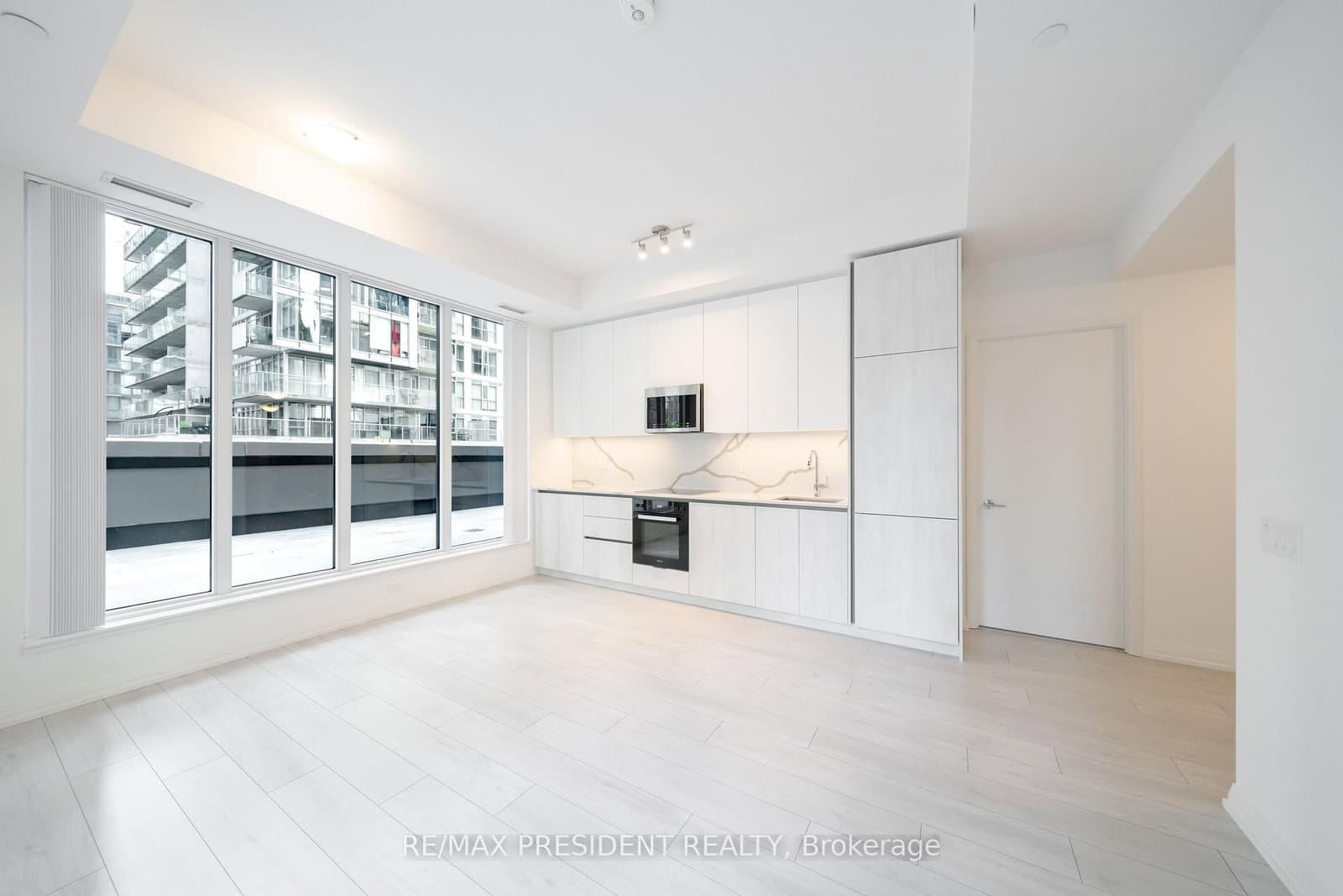 400 King Street W, Unit 808