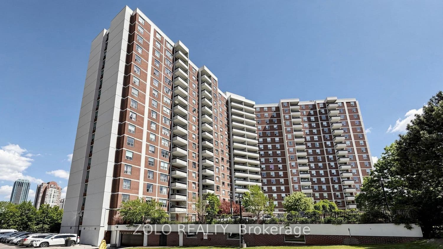 #915 - 20 Edgecliff Golfway