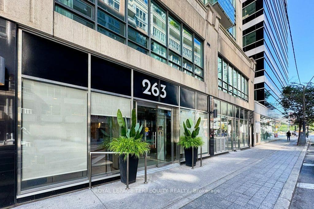 #903 - 263 Wellington Street W