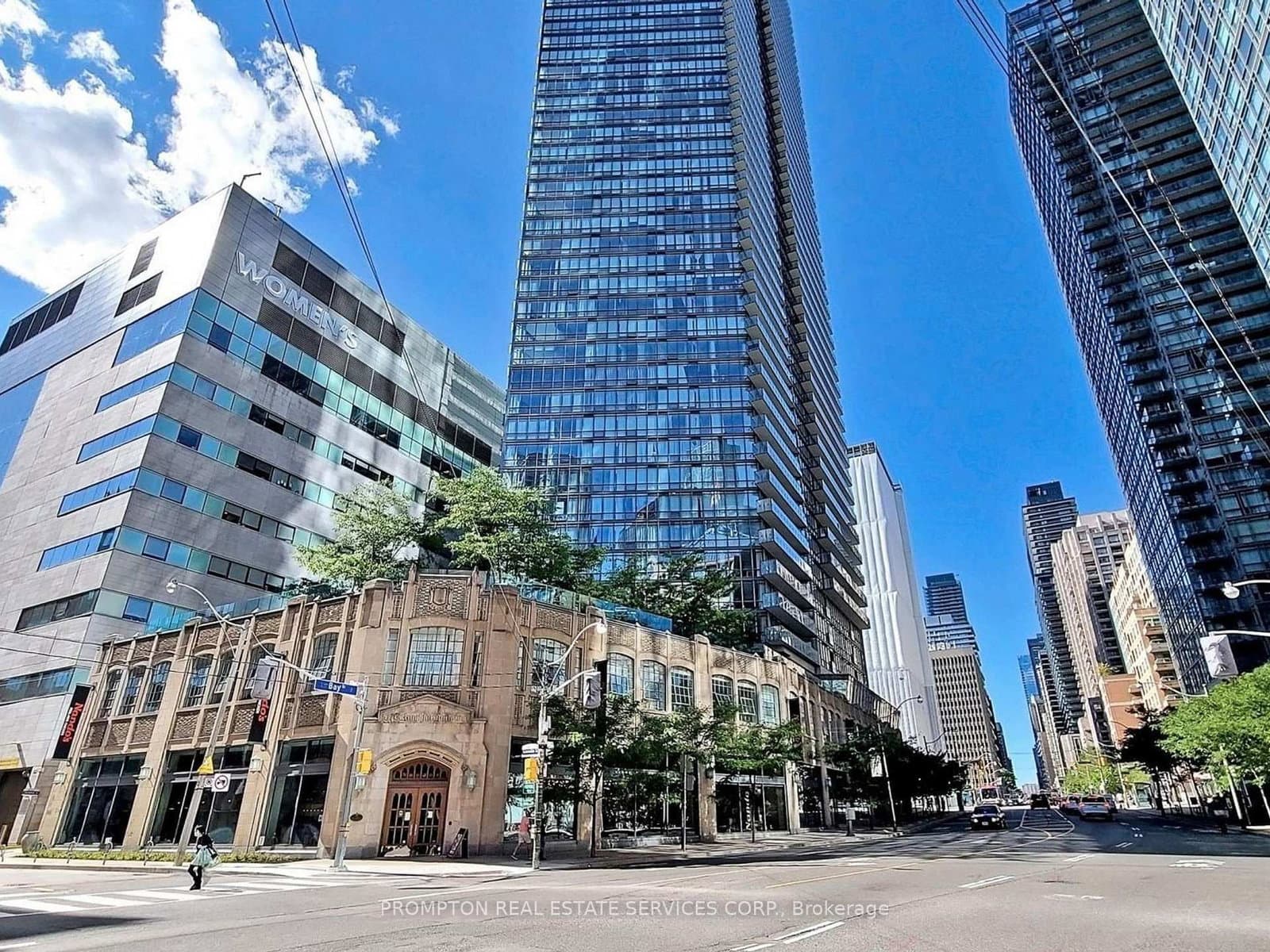 #905 - 832 Bay Street