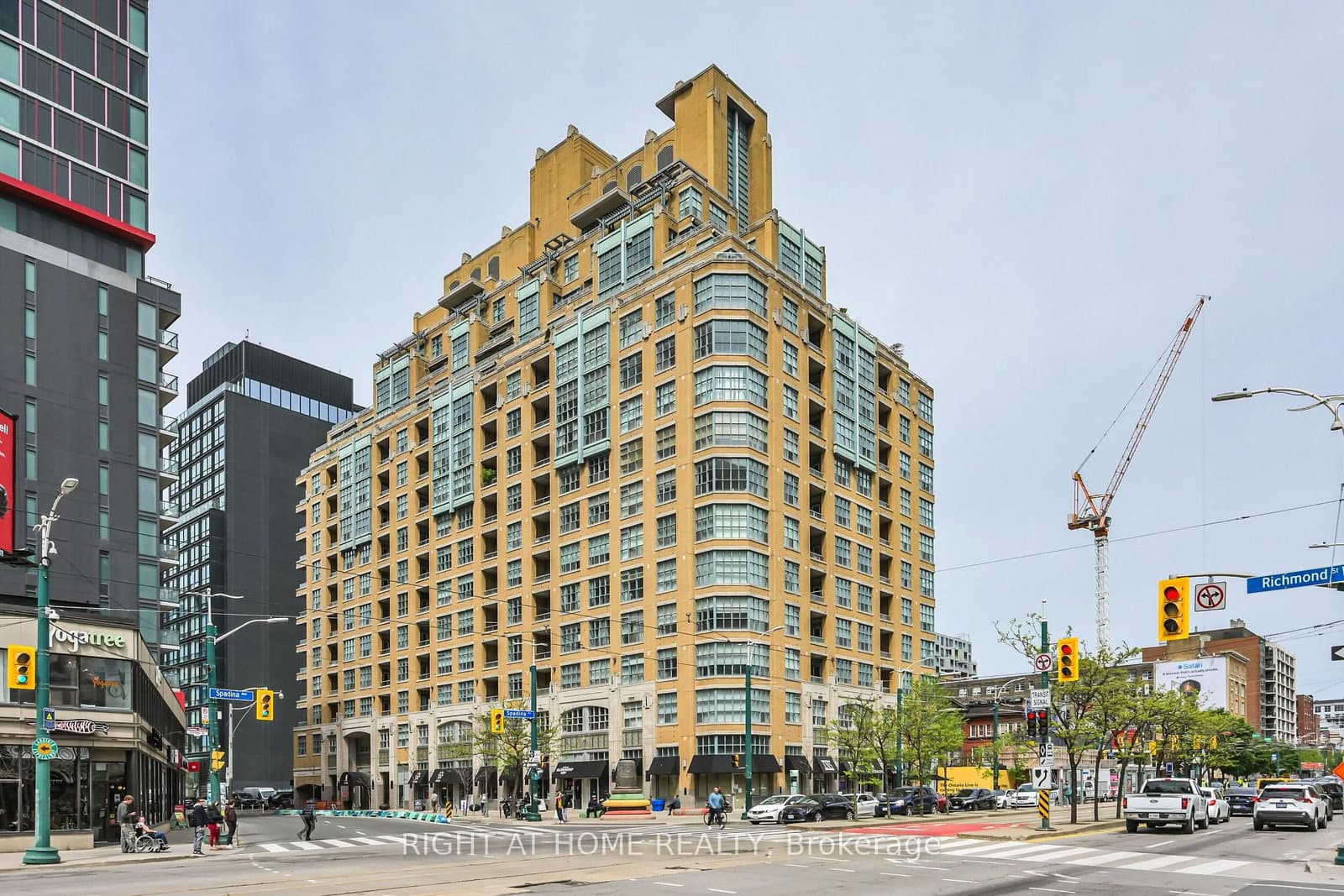 #621 - 438 Richmond Street W