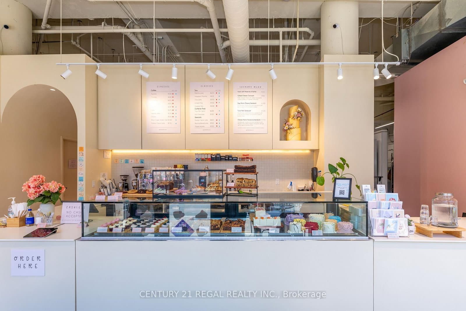 862 Dundas Street W