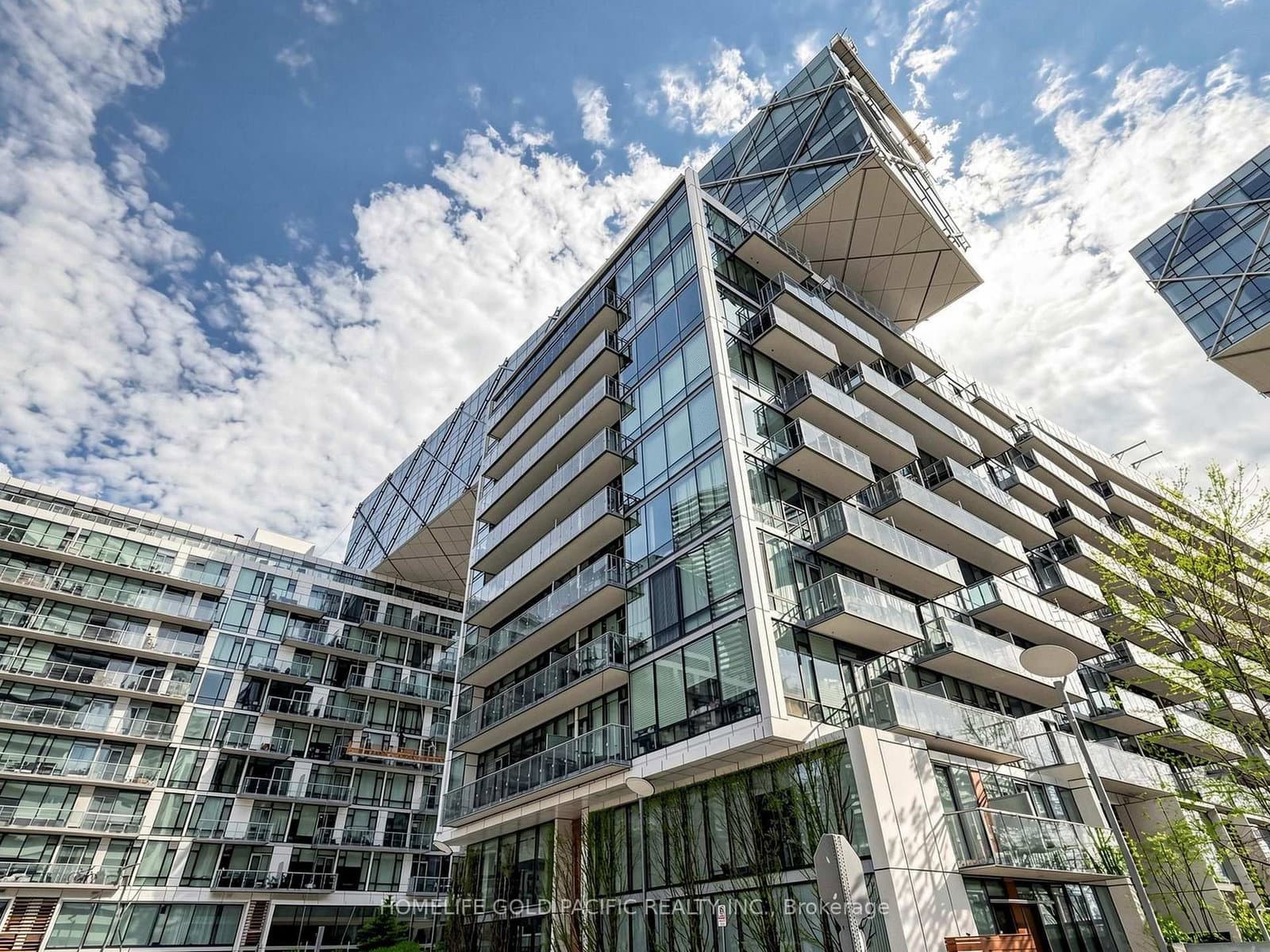 #732 - 39 Queens Quay E