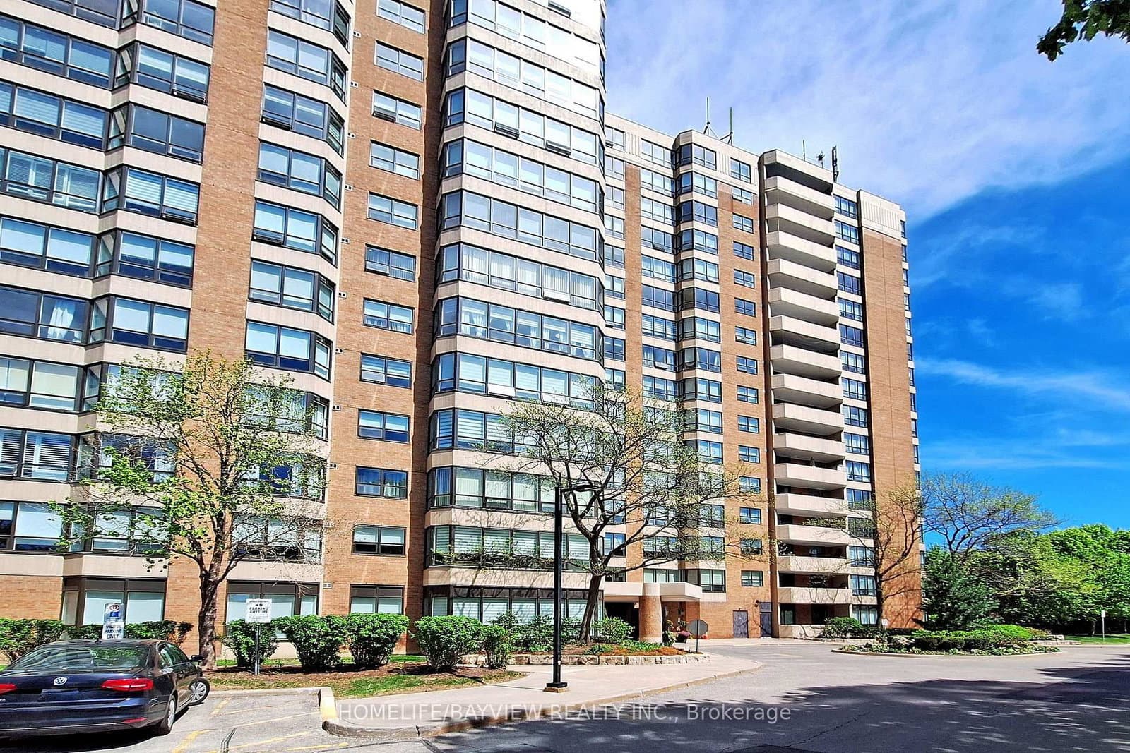 #902 - 7601 Bathurst Street