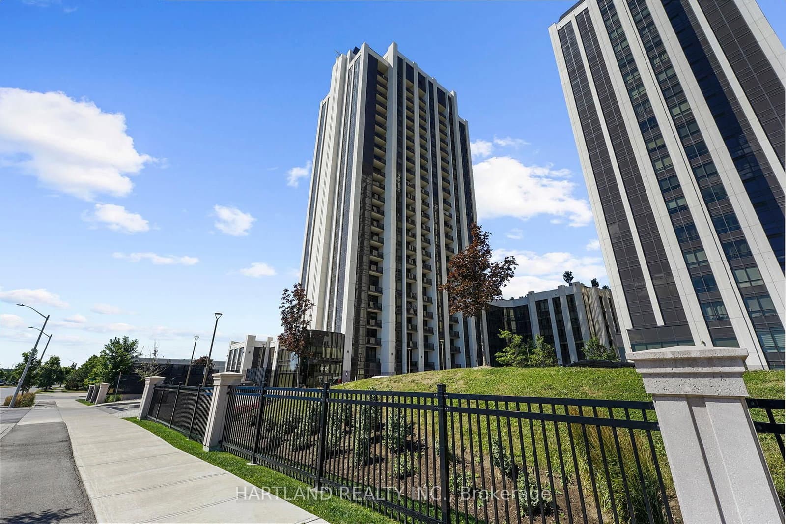 9075 Jane Street, Unit 810