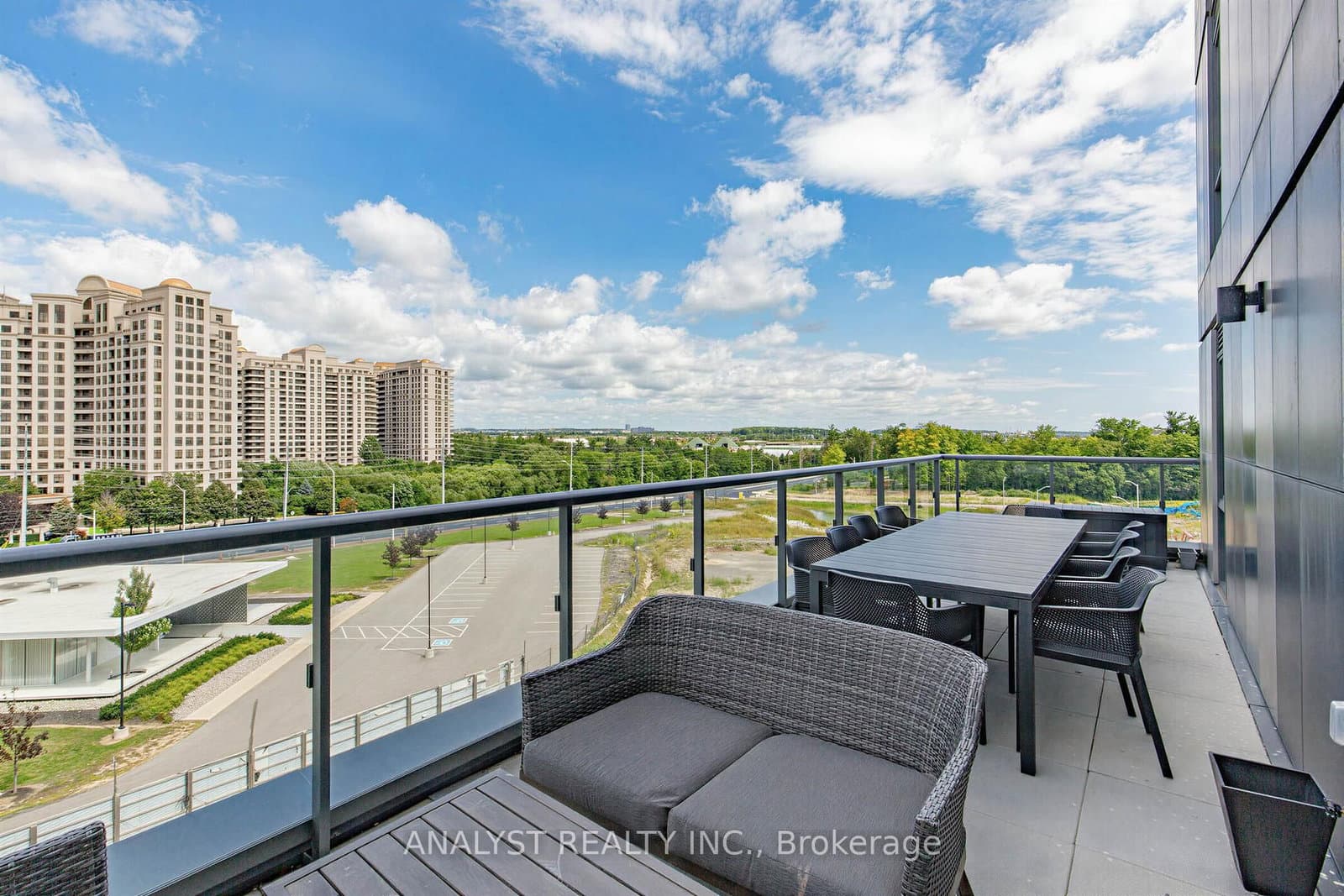 498 Caldari Road, Unit 522