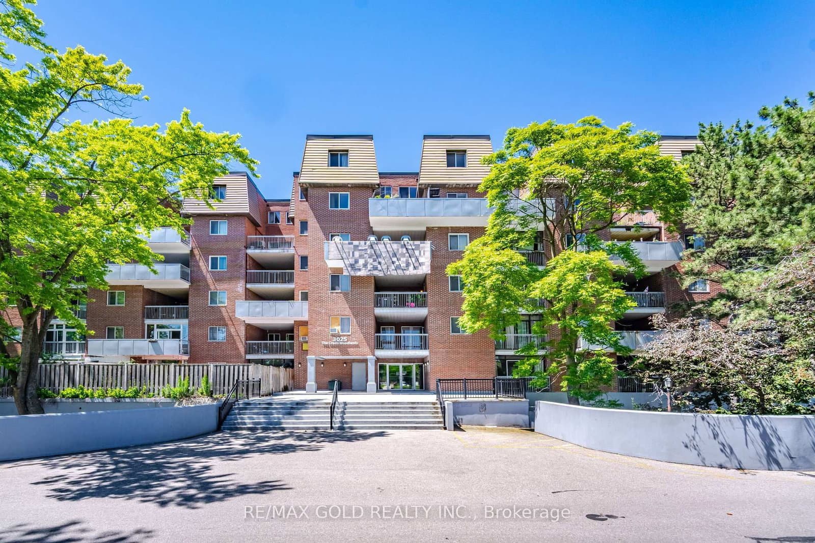 #251 - 3025 The Credit Woodlands Drive