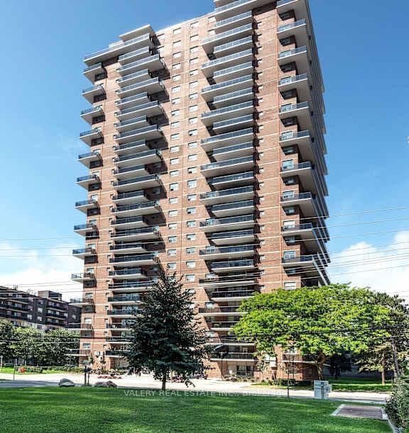 #1006 - 70 Park Street E